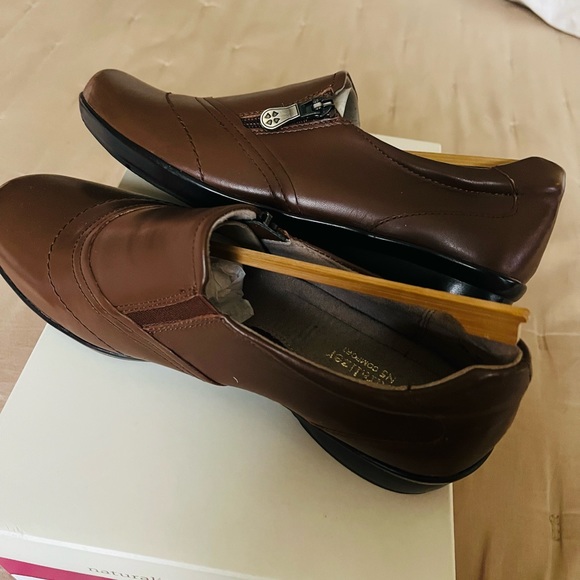 NEW! Naturalizer brown shoes size 8.5 - Picture 2 of 3